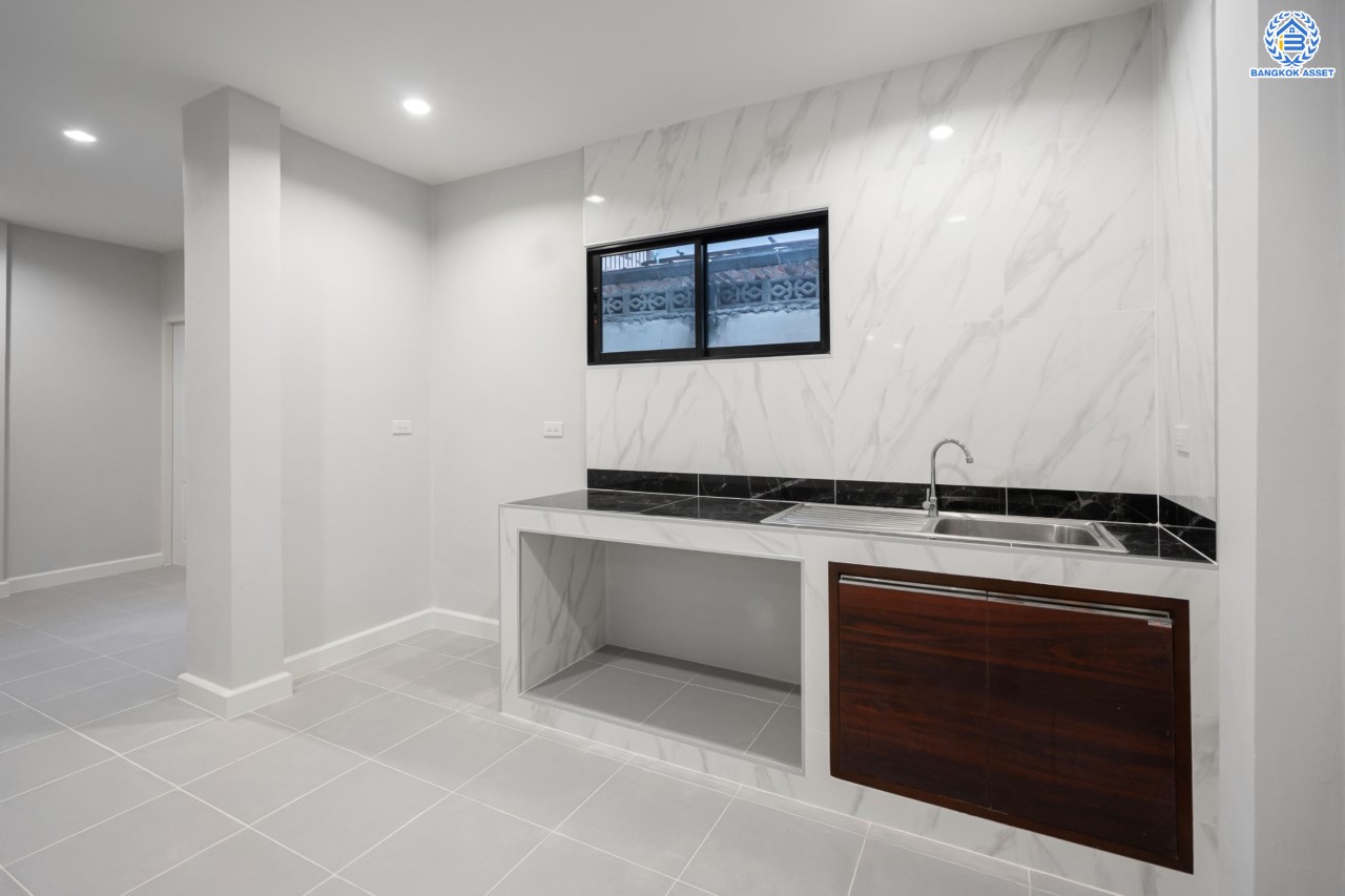 บ้านมือสองตกแต่งใหม่ ม.ดอนเมืองวิลล่า2 เพิ่มสิน บ้านเดี่ยวหลังใหญ่ เนื้อที่ 60 ตร.ว. ฟังก์ชัน 4 ห้องนอน 2 ห้องน้ำ จอดรถได้ 2 คัน บนทำเลเดินทางสะดวก เชื่อมต่อถ.สายไหม, ถ.พหลโยธิน ใกล้รถไฟฟ้าสายสีเขียว "สถานีสะพานใหม่" และทางด่วน "ฉลองรัช" รายล้อมด้วยสิ่งอำนวยความสะดวกครบครัน